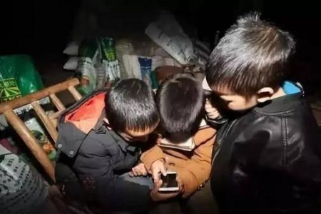 中国穷人的孩子，正在被手机废掉！
