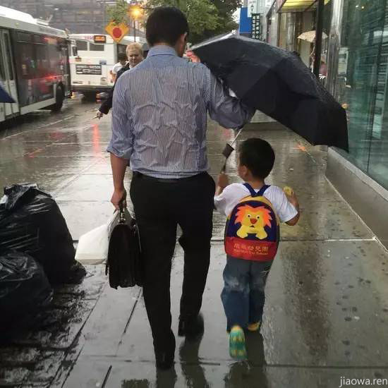 这位母亲打雨伞不遮孩子，却被无数网友怒赞！