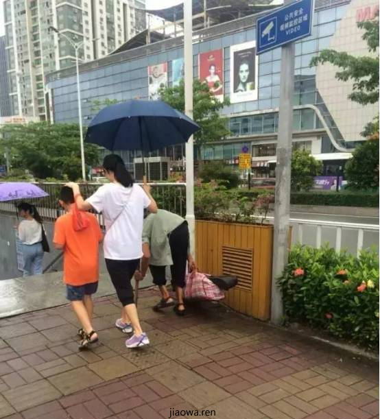 这位母亲打雨伞不遮孩子，却被无数网友怒赞！