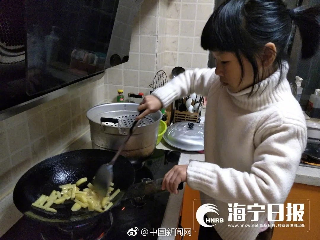 10岁女孩每天放学自己买菜做饭等爸妈回家！