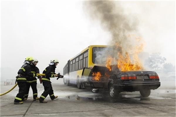 实测：脚踹车窗逃生没戏，起火大巴三分钟被浓烟吞噬